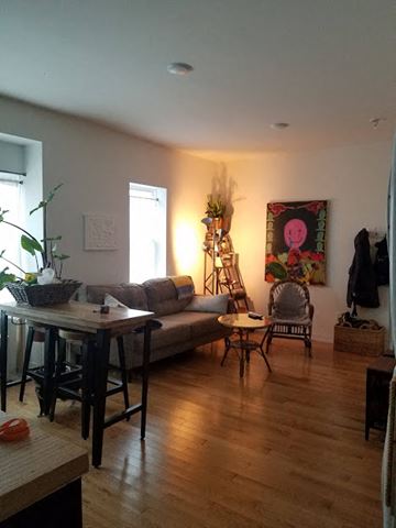 Philadelphia apartment for rent - a living room with a couch and a table