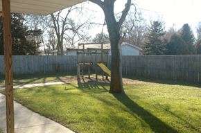 Thomson apartment for rent - a backyard with a tree swing and a deck