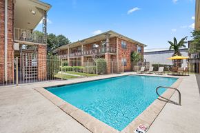 Metairie apartment for rent - our apartments have a swimming pool and a patio with chairs