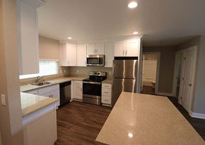 Livermore apartment for rent - Kitchen with island l Brairwood Apartments in Livermore, CA 