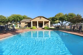 Georgetown apartment for rent - Pool and lounge chairs at GEORGETOWN PARK, Texas