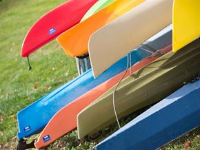 Annapolis apartment for rent - A row of colorful kayaks are lined up on a grassy area.