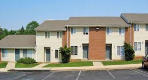 Staunton townhouse for rent - an apartment building with a parking lot