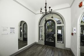 San Francisco apartment for rent - A hallway with arched doorways and a chandelier hanging from the ceiling.