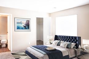 Gladstone apartment for rent - a bedroom with a bed and a bathroom with a toilet