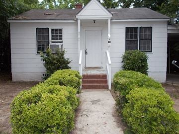 Tallahassee house for rent - the front of a white house with a white door