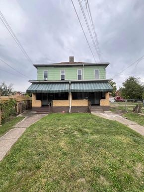 Homestead house for rent - a green house with a green roof on top of a yard