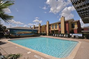 Houston apartment for rent - the swimming pool at the falls at rolland park apartments fl