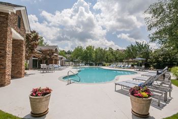 Invigorating swimming pool