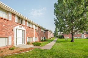 Lakewood apartment for rent - Lush Green Landscape at Virginia Park, Lakewood, CO, 80226