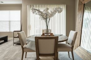 Lavista apartment for rent - A dining room with a round table and chairs.