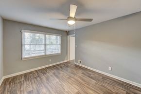 Chamblee apartment for rent - an empty living room with a ceiling fan and a window