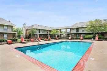 2 Sparkling swimming pools