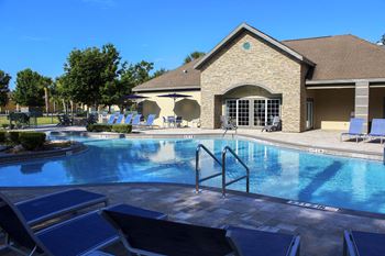 Beach-entry pool