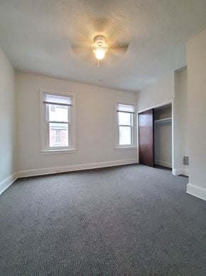 Philadelphia apartment for rent - A room with a grey carpet and a window.