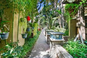 Bellflower apartment for rent - the path to the villa is lined with plants and tables