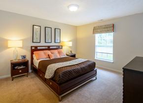 Kent apartment for rent - a bedroom with a bed and a window