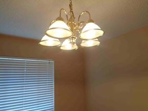 Jacksonville house for rent - A chandelier with six lights hangs from the ceiling.