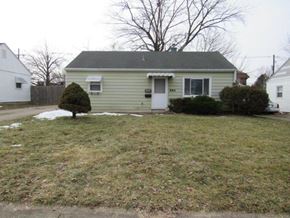 Peoria house for rent - A small house with a white door and a small front yard.