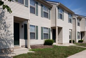 Columbus apartment for rent - an apartment building with white siding and green shutters
