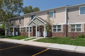 Washington Court House apartment for rent - an apartment building with a sidewalk in front of it