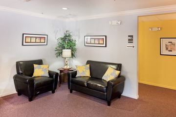 Cincinnati apartment for rent - a living room with two leather chairs and a lamp