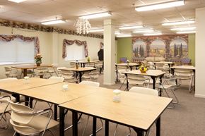 Cincinnati apartment for rent - a dining room filled with tables and chairs in a classroom