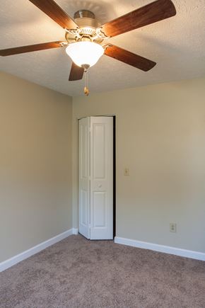 Bedford apartment for rent - a bedroom with a ceiling fan and a door to a closet