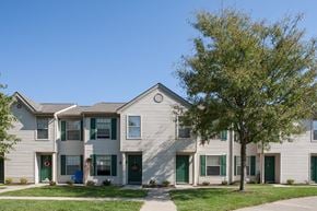 Delaware apartment for rent - a white house with green doors and a tree