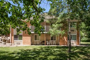 Peoria apartment for rent - our apartments offer a spacious yard for residents to enjoy