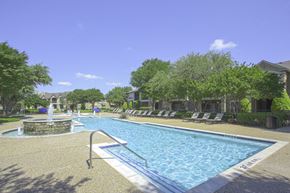 Plano apartment for rent - Take a dip in the stunning resort-style pool with tanning lounge chairs